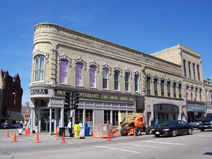 "Movie set for Johnny Depp Movie 'Public Enemies' 04.05.08 (Oshkosh, Wisconsin)" by royal_broil is licensed under CC BY-SA 2.0.